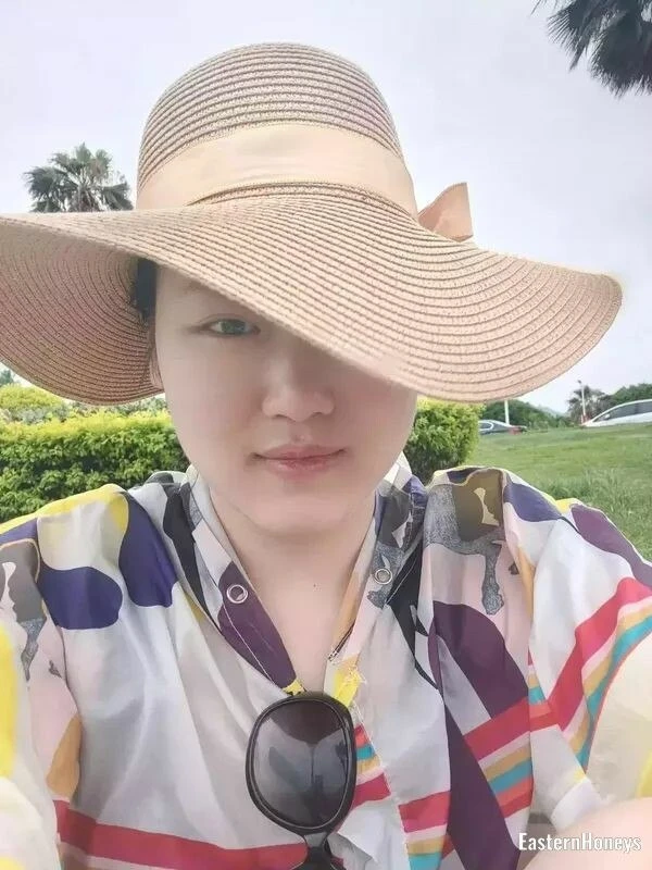 Li Li Profile image 4